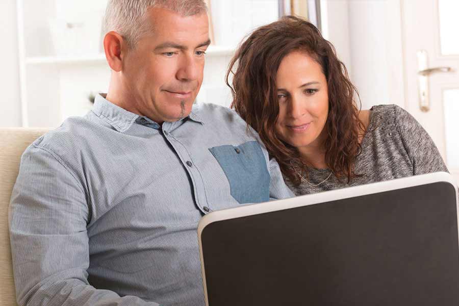 couple taking a relationship IQ Quiz online