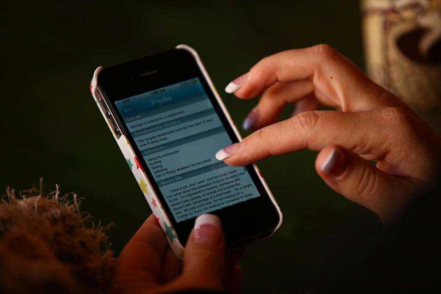 Online Dating: Should a Woman Make the First Move