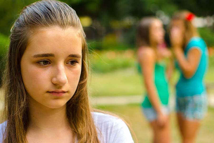Among teenagers. Фото девочки подростка. Застенчивая девочка подросток. Фото девушек тинейджеров. Стеснительные девочки подростки