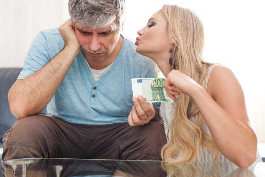 8 Signs of a Gold Digger to Keep an Eye Out For